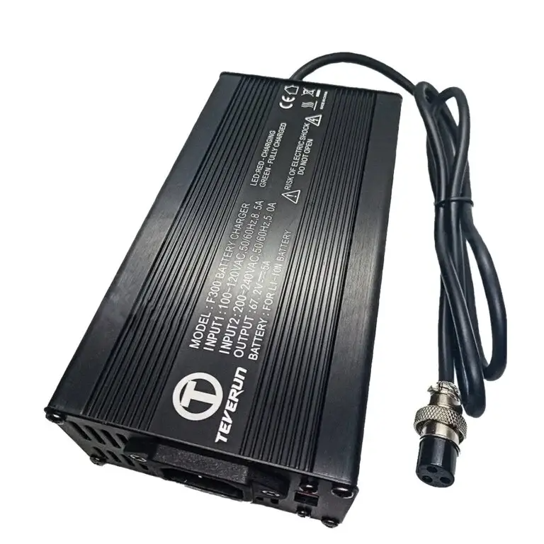 Chargeur (67.2V/5A) Lithium-Ion connecteur XLR Femelle