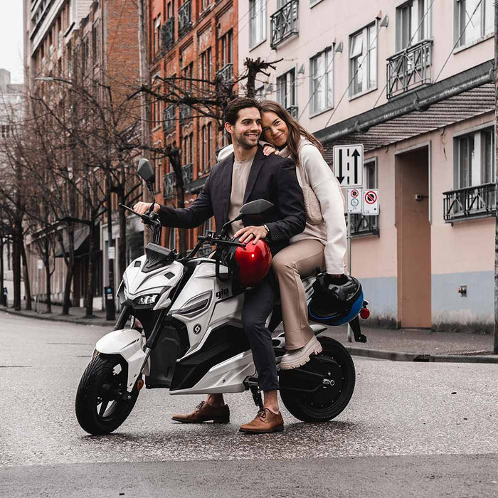 Gio G2000 GT, Electric Motorcycle (72 Volts) (2 Seats) 