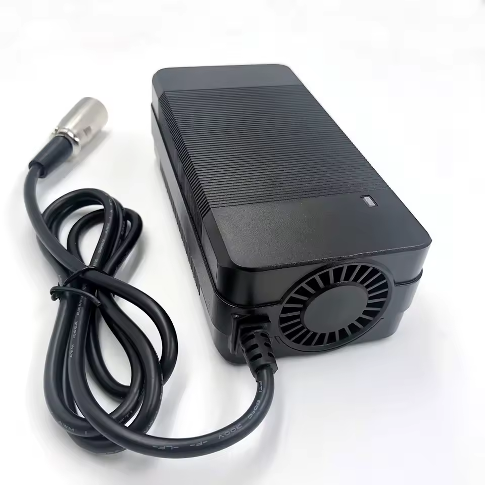 Chargeur (67.2V/2.5A) Lithium-Ion connecteur XLR Male