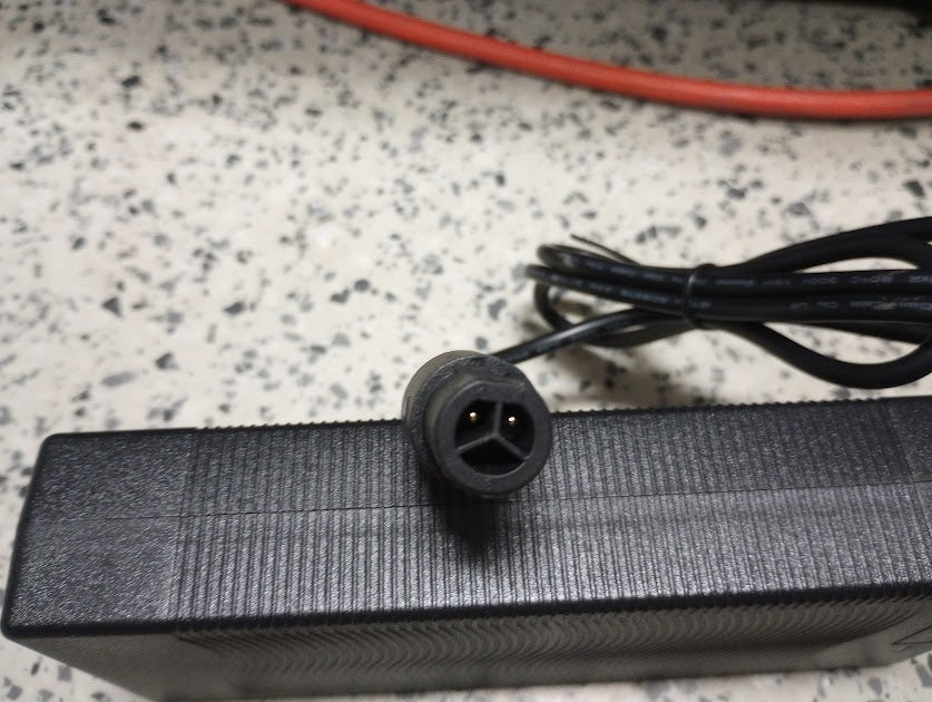 Chargeur (54.6V/2A) Lithium-Ion Connecteur propriétaire KAABO Male 2 Pin