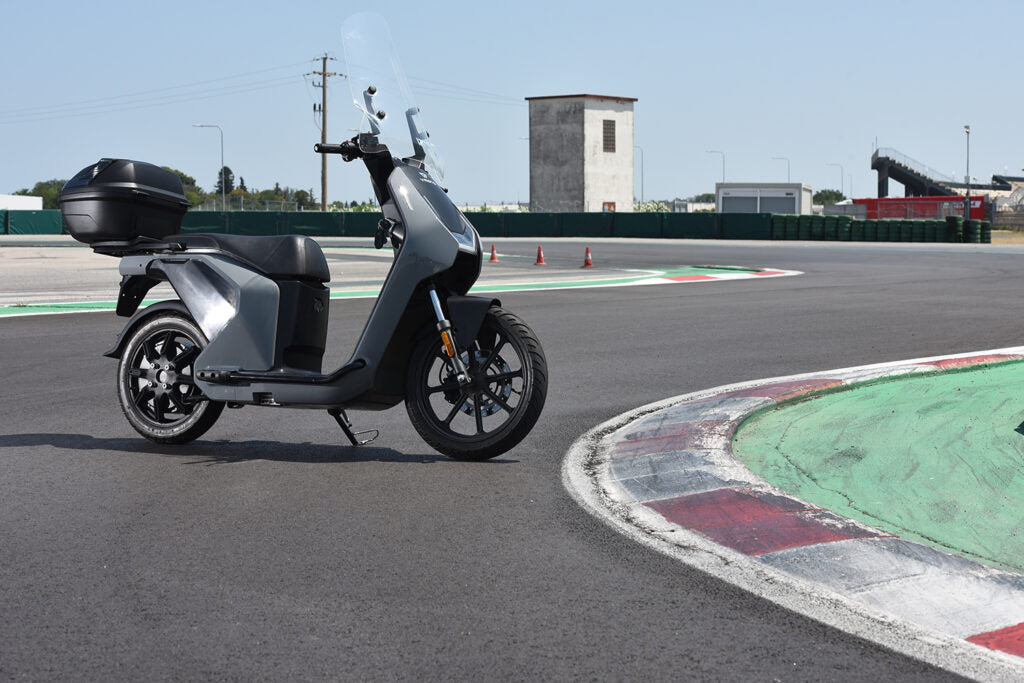 VMoto, Citi, Scooter Électrique, (60 Volts) (45Ah) (4400 Watts/Crête) Immatriculable Scooter