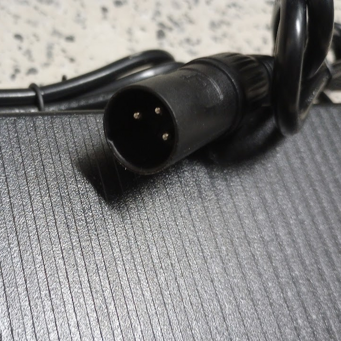 Chargeur (42V/2A) Lithium-Ion connecteur XLR Male