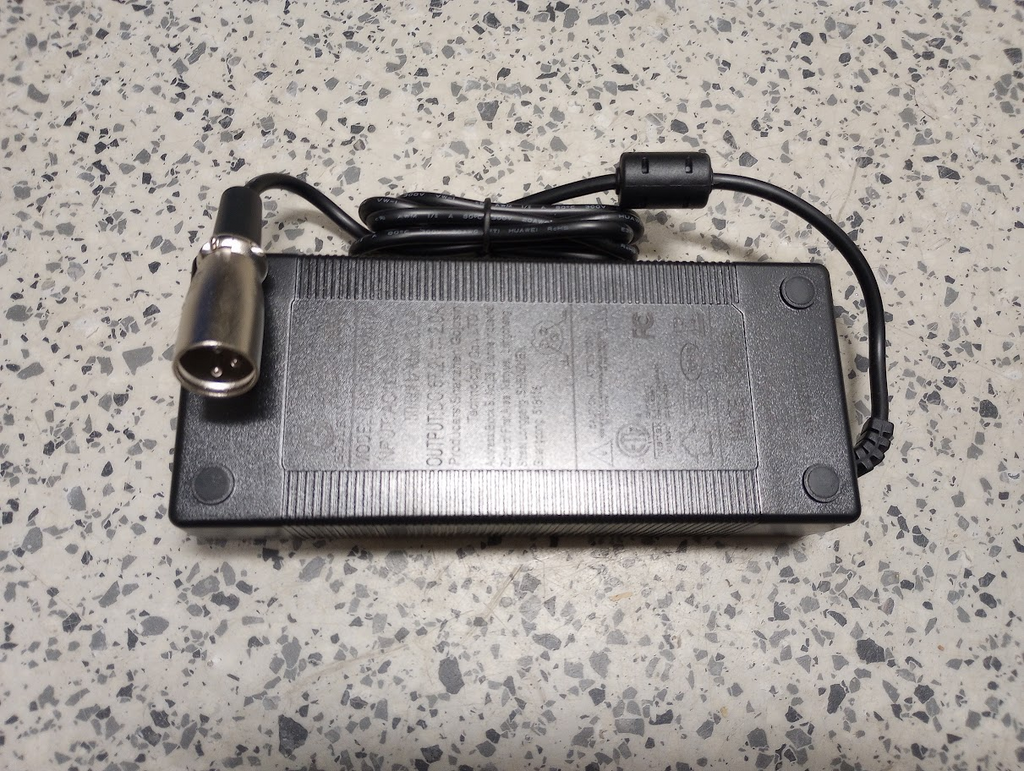 Chargeur (67.2V/2.0A) Lithium-Ion connecteur XLR Male