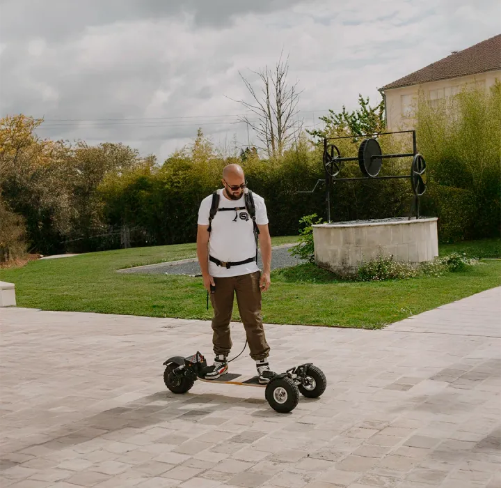 Stern Original, E-Board Électrique (3 Roues) (48 Volts) 15 Ah) (2000 Watts)