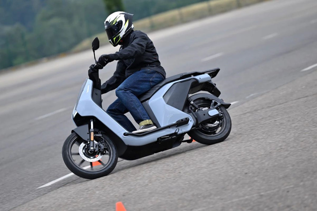 VMoto, Citi, Scooter Électrique, (60 Volts) (45Ah) (4400 Watts/Crête) Immatriculable Scooter